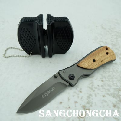 Sangchongcha SD002+AC001 Folding Outdoor Tactical survival knife มีดพับเล็ก มีดพับ มีดพกพา มีดเดินป่า ล็อคใบมีดพับเก็บง่ายป่า มีดแคมป์ปิ้ง ยาว 6.2 นิ้ว ด้ามไม้แท้ แถมฟรีที่ลับมีด2หัว