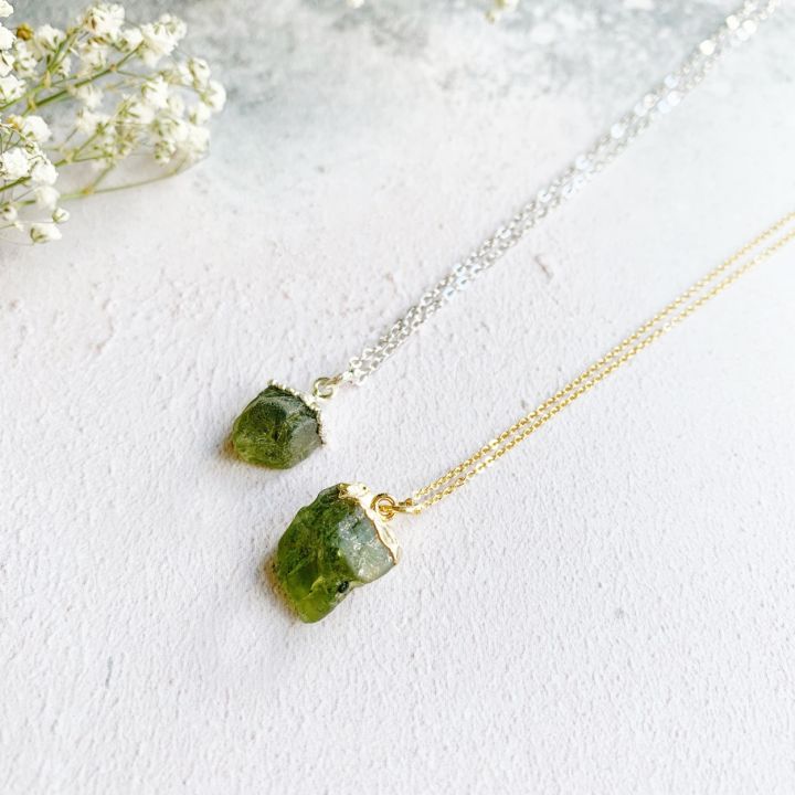 natural-birthstone-peridot-august-necklace-rough-gemstone-pendant-gold-plated-crystal-stone-dainty-minimalist-jewelry-for-women