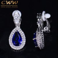 Cwwzircons แฟชั่นผู้หญิงสีขาวห้อยคลิปหนีบหูแบบไม่เจาะคริสตัลสีน้ำเงินเข้ม CZ วางบน CZ164ตุ้มหู