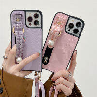 เคสโทรศัพท์แบบคาดตัวประดับมุกสายรัดสำหรับ iPhone 13 12 11 14 Pro Max สายคล้องข้อมือปกหนังขาตั้งสร้อยคอ