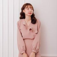 MYLAR - PUFFY BLOUSE สี pink เสื้อแขนยาว ปลายแขนทรงบอลลูน คอวีระบายเฉียง (pre-order 10-15 days)