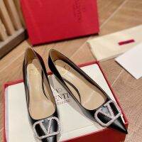 ValentinoˉMiss Flat Shoes Pink Black V Bronze Point Drill Button Import Cowhide Simple Temperament Heel Height: 4cm/8cm