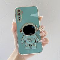 เคสโทรศัพท เคส realme 6 นักบินอวกาศขาตั้งแบบพับได้แฟชั่นสีทึบหรูหราชุบโครเมียมนุ่ม TPU เคสโทรศัพท์สแควร์คลุมทั้งหมดเคสป้องกันกล้อง