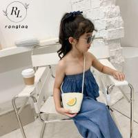 RONGLA กระเป๋าแบบเกาหลีของเด็กผู้หญิงใส่ผลไม้ลายสตรอเบอร์รี่หวานฉ่ำกระเป๋าใส่เหรียญคาดลำตัวกระเป๋าฟางกระเป๋าเอกสารสตรีกระเป๋าสะพายไหล่