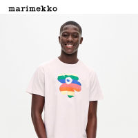 Marimekko เป็นเสื้อยืดผ้าฝ้ายพิมพ์รุ้งเหมือนกันสำหรับผู้ชายและผู้หญิง