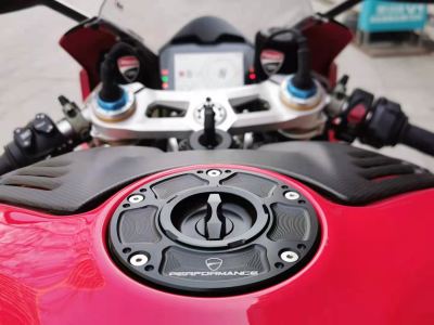 อุปกรณ์เสริมรถจักรยานยนต์ CNC ฝาครอบถังน้ำมันเชื้อเพลิงไร้กุญแจสีดำแบบปลดได้เร็วฝาครอบเคสสำหรับ DUCATI PANIGALE V4 V4S V4R 2018-2020