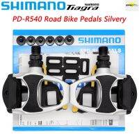 คันเหยียบ SHIMANO จักรยานเสือหมอบ PD-R540แบบกว้างล็อคในตัว4700มีแป้น R540สีเงินสำหรับจักรยานถนนชิ้นส่วนดั้งเดิม