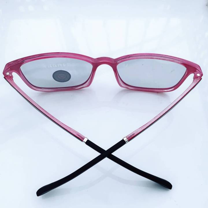 แว่นตากรองแสง-ออโต้เลนส์-เลนส์โฟโตโครมิคปรับสีเข้มขึ้นโดยอัตโนมัติ-ทรงเหลี่ยม-กรอบดำชมพู-งานสวยมากๆ-แถมฟรีซองผ้าใส่แว่นและผ้าเช็ด
