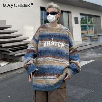 MAYCHEER เสื้อสเวตเตอร์ผู้ชายทรงหลวมและขี้เกียจเสื้อกันหนาวคอกะลาสีลายทางไล่ระดับสีแบบอเมริกันปักรูปตัวอักษรฤดูใบไม้ร่วงและฤดูหนาว