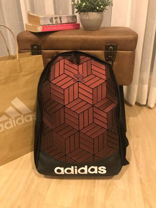 adidas-originals-3d-backpack-กระเป๋าสะพายหลัง-3d-ลุคสุดล้ำของกระเป๋าสะพายหลัง-ที่มาพร้อมช่องกระเป๋าซิปและลายพิมพ์สามมิติแบบอสมมาตร-ของแท้