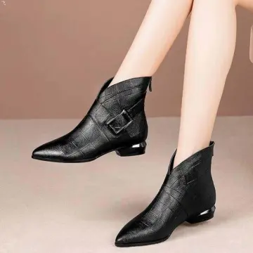 pointed toe flat boots