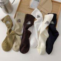 {Socks Shop} ถุงเท้าแนวสตรีทสำหรับผู้ชาย,ถุงเท้าอเนกประสงค์แบบทันสมัยใส่ได้ทุกโอกาสถุงเท้ายาวปานกลางสีขาวดำสำหรับฤดูหนาวฤดูใบไม้ร่วง