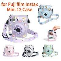 ฝามีสายรัดพลาสติกคริสตัลใสสำหรับ Fujifilm Instax Mini 12สำหรับป้องกันกล้องจิ๋วเคสพีซีฝาครอบกระเป๋าใส่โน๊ตบุ๊คแบบพกพา