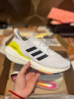 ??รองเท้าวิ่ง Adidas Ultraboost 22 ของใหม่100% พร้อมกล่อง ป้ายครบไซส์ สินค้าถ่ายจากงานจริง  ใส่ได้ทั้งชายและหญิง ใส่สบาย  พร้อมจัดส่ง