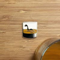 [A TOOL]น่ารัก Creative Loch Scotch Ness Monster วิสกี้ถ้วย Hard Enamel Pin เข็มกลัดกระเป๋าเป้สะพายหลัง Coats Pins Party ของขวัญเครื่องประดับ Teacup