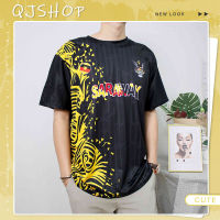 QJshop ??? โอ้โห้ โครตเท่เลยจ๊ะ พ่อหนุ่ม ได้ลุคแบบนักกีฬา ดูดีมากจ้า เสื้อกีฬาสกรีนลายกราฟฟิก มี2สีให้เลือก ไม่ว่าจะเหลือง แดง ก็เท่น๊า?