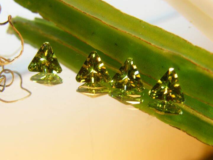 เพชร-cz-คิวบิกเซอร์โคเนีย-เพชรรัสเซีย-cubic-zirconia-รูปสามเหลี่ยม-สีเปริดอท-peridot-american-diamond-stone-triangle-shape-7x7-mm-2-pcs-เม็ด