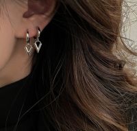 goodgift_station - Hoop small V earrings  ต่างหูห่วงกลมแบบล็อค ห้อยรูปตัว V