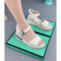 [Flying shoes]สไตล์อังกฤษใหม่สำหรับฤดูร้อนของผู้หญิงรองเท้าแตะสีทึบ2022รองเท้ารองเท้าส้นเตารีดปากปลาระบายอากาศพื้นหนา39; S