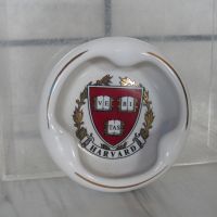 Harvard University Logo  ที่วางพู่กัน