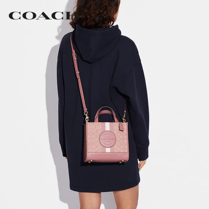 coach-กระเป๋าทรงสี่เหลี่ยมผู้หญิงรุ่น-dempsey-tote-22-in-signature-jacquard-with-stripe-and-coach-patch-สีชมพู-c8417-imp1x