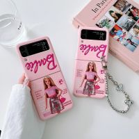 HOCE เคสโทรศัพท์ตุ๊กตาบาร์บี้ที่น่ารักสำหรับ Samsung Galaxy Z Flip 4 Flip 3 Flip 5พร้อมห่วงโซ่ที่ถือด้วยมือรูปหัวใจสำหรับ ZFlip3 ZFlip4 ZFlip5เคสสีชมพูพีซีแบบแข็งสำหรับสาวสวย