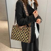 High-End Hong Kong Style Retro Large-Capacity Bag For Women 2023 Autumn And Winter New Fashion Versatile Wide Shoulder Strap Single Shoulder Crossbody Bag