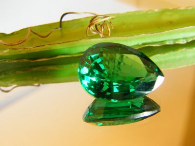 มรกต พลอย Columbia โคลัมเบีย Green  Emerald  very fine lab made PEAR shape 18X13 มม mm...11กะรัต carats (1 เม็ด carats ) รูปหยดน้ำ (พลอยสั่งเคราะเนื้อแข็ง)