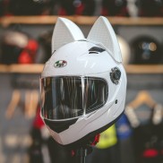 Mũ bảo hiểm fullface AGU màu trắng bóng kèm tai mèo cao cấp