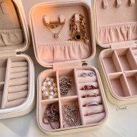 Mini saffiano jewelry box. (กระเป๋าใส่เครื่องประดับ / เครื่องสำอางค์ แบบพกพา)