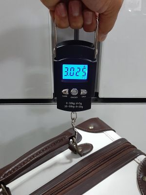 ตาชั่งกระเป๋าเดินทางแบบพกพา Max. 50 Kg. Travel Luggage Scale HS-A09L แถมถ่านแบตเตอรี่ ส่งจากประเทศไทย