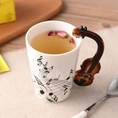 【High-end cups】เพลงสร้างสรรค์ไวโอลินสไตล์กีตาร์แก้วเซรามิกกาแฟชานม Stave ถ้วยพร้อมที่จับแก้วกาแฟของขวัญแปลกใหม่