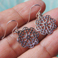 Thai design earrings flower sterling silverสวยเด่น สดุดตาสวยงาม น่ารักทำจากมึอลวดลายไทยตำหูเงินสเตอรลิงซิลเวอร ขาว สวยของฝากที่มีคุณค่า ของขวัญชาวต่างชาติดี