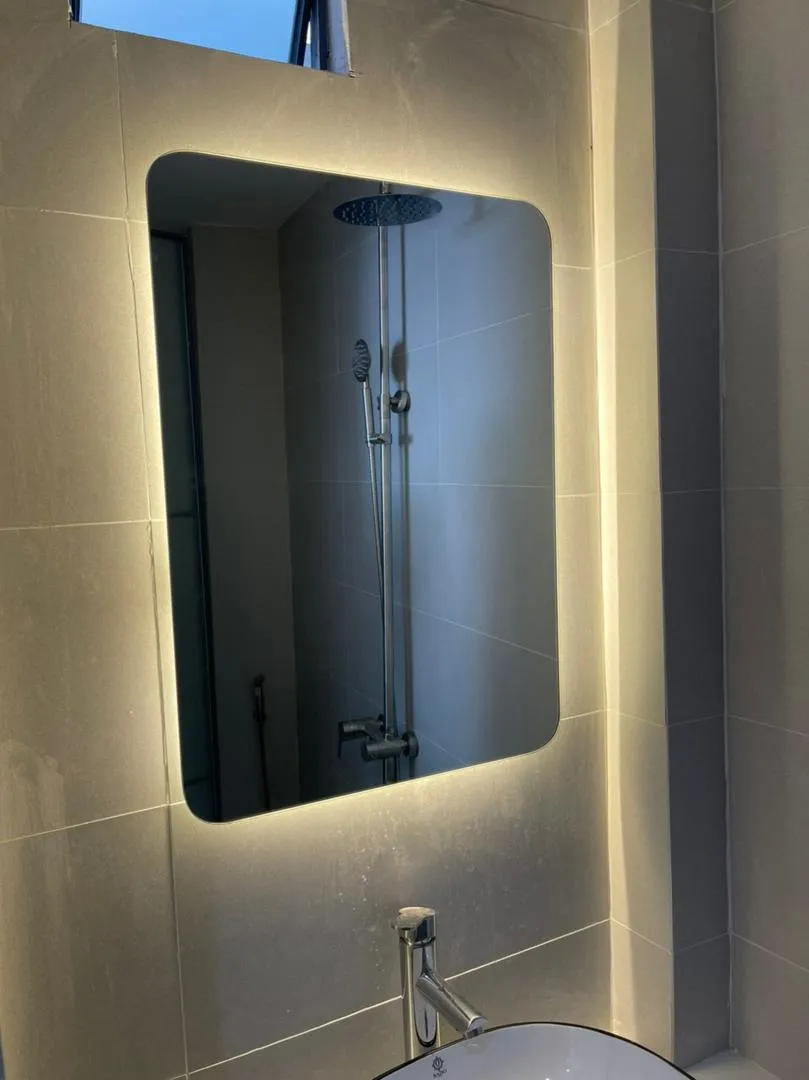 Với gương LED cảm ứng treo tường, bạn có thể dễ dàng thay đổi góc nhìn khi trang điểm mà không cần phải di chuyển gương. Chiếc gương này không chỉ tiết kiệm không gian mà còn cực kì tiện lợi cho những ai thường xuyên di chuyển trong phòng tắm. Hãy xem hình ảnh để khám phá thêm những tính năng đặc biệt của chiếc gương này!