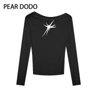 PEAR DODO เสื้อยืดแขนยาวพิมพ์ลายปิดไหล่เกาหลีสำหรับผู้หญิง