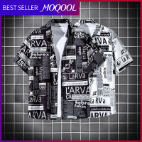 MOQOOL หนังสือพิมพ์ฤดูร้อนเวอร์ชั่นเกาหลีเสื้อเชิ้ตแขนยาวผู้ชายแฟชั่นสบาย ๆ สไตล์พื้นฐาน เสื้อเชิ้ตชาย เสื้อขยี้ใบ