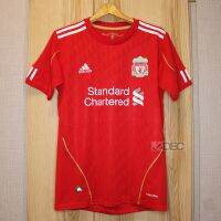 เสื้อฟุตบอลย้อนยุค เกรด Retro ลิเวอร์พลู สีแดง ปี 2011 Home เฟล๊ก GERRARD, TORRES, SUAREZ (ถ่ายจากสินค้าจริง ตรงปก 100%)