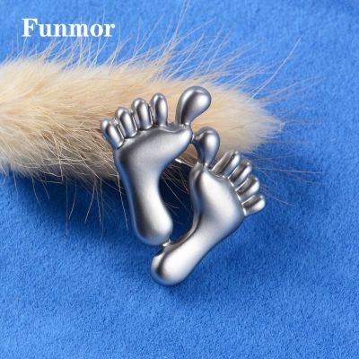 Funmor New Design Cute Little Gray Feet Shape Brooches for Women Children Suit Scarf Hat Laple Pins Jewelry Kids New Year Gifts Headbands