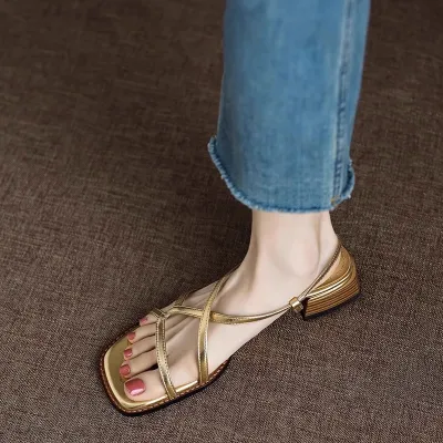 รองเท้าแตะสไตล์โรมันย้อนยุคสำหรับผู้หญิงรองเท้าชายหาดส้นหนาส้นเตี้ยแบบเปิดหัวเหลี่ยมสีทอง