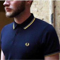 FRED PERRY ใหม่ Fred Perry ข้าวสาลีหูเสื้อโปโลของผู้ชายเสื้อยืดผ้าฝ้ายแขนสั้น2023ฤดูใบไม้ผลิและฤดูร้อนปกเสื้อบางสไตล์อังกฤษ