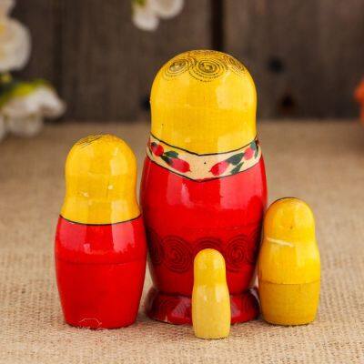 Matryoshka "Smith" ผ้าคลุมไหล่สีเหลือง4โกโก้9ซม. ทำด้วยมือ