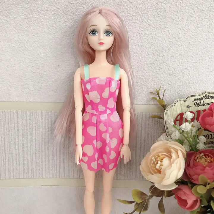 Khám phá búp bê Barbie mắt vẽ đầy màu sắc và độc đáo. Hãy chiêm ngưỡng cách mắt búp bê được tô điểm bằng những họa tiết tuyệt đẹp khiến cho búp bê trở nên sống động và nổi bật hơn bao giờ hết.