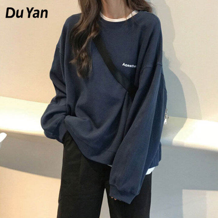 Du Yan เสื้อสเวตเตอร์ผู้หญิง เสื้อสเวตเตอร์พิมพ์ลายตัวอักษรคอกลมแขนยาว