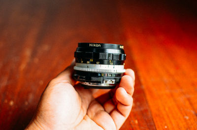 (For Nikon DSLR ทุกรุ่น)เลนส์มือหมุน ละลายหลัง รูรับแสงกว้าง Nikon 28mm F3.5 Serial 713648 บากเเล้ว ใส่DSLR รู่นPro ได้