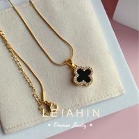 ❅ LEIAHIN ไม่ลอกดำง่าย สามารถสวมใส่ได้ทั้งสองด้าน สร้อยคอแฟชั่นชุบทอง 18K โชคเกอร์จี้โคลเวอร์สี่แฉกนำโชคสำหรับผู้หญิงเครื่องประดับแฟชั่นประจำวันของขวัญวันเกิดแฟน สร้อยสแตนเลส 100