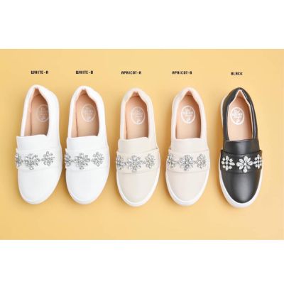 ไซส์ 36-41 / Snow Flake slip-on รองเท้าลำลองผู้หญิง รองเท้าทรงสวมหุ้มส้น หนังสีขาว ประดับเพชรด้านหน้า