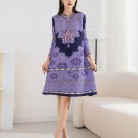 Fold large size ladies dress fall 2022 new temperament looser brim retro dress printing base