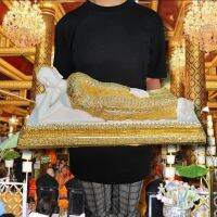 พระพุทธรูปปางไสยาสน์ เนื้อเรซิ่นสีขาวปิดทอง (กว้าง28นิ้ว สูง8นิ้ว)เป็นพระพุทธรูปประจำวันอังคารเหมาะบูชาเองหรือทำบุญถวายวัด