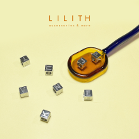 Lilith - Cubic Alphabet  charm (เฉพาะจี้) จี้ลูกบาศก์ จี้สี่เหลี่ยม จี้อักษร A-Z