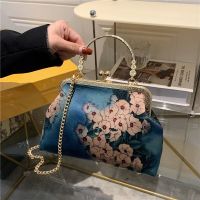 Hot selling Antique hand with cheongsam bag women 2023 new temperament Chinese style clip embroidery Hanfu